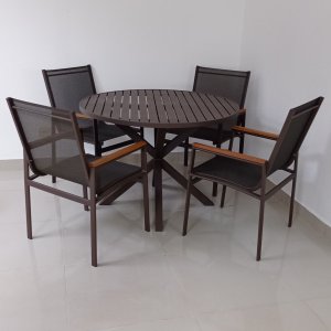 Conjunto - Mesa Redonda com 1,00m de diâmetro com pé em X com Quatro Cadeiras com Búzios com Aplicaç