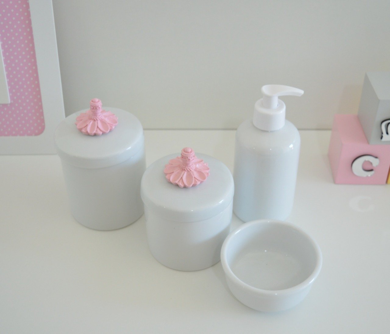 Kit Higiene Bebê - 2 Potes Porcelana Com Tampa Madeira E Bandeja
