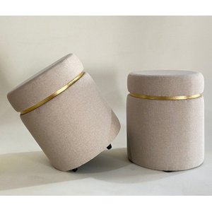 Kit 2 Puffs Redondo Estofado com Detalhe Dourado, Tecido Linho Bege, Decorativo para Sala Moveis