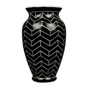 Vaso de cerâmica dolomita e acabamento Glaze com fundo preto e pintura estilo "Chevron" cor branca