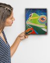 Ver imagem 3 de Quadro Figurativo Decorativo em Acrílico Pintado a Mão de Sapinho Colorido em Fundo Abstrato