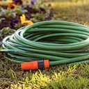 Ver imagem 2 de Mangueira de Jardim Flex Tramontina Pvc 10m Reforçada Verde Faixa Preta Engate Rosqueado e Esguicho