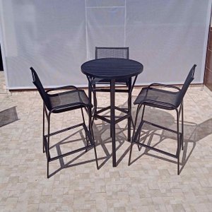 Conjunto Bistrô - Mesa Alta em Alumínio com 03 Banquetas Altas em Alumínio Preto e Tela Sling Preta 