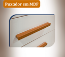 Ver imagem 4 de Cômoda Branca 4 Gavetas Estilo Moderno com Puxadores Amadeirados para Quarto e Bebê