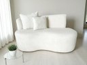 Ver imagem 3 de Namoradeira Yara 120cm em Bouclé com 2 Almofadas ? Conforto, Estilo e Elegância para Decorar Seu Amb