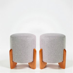 Kit 02 Puff Piave Decorativo Tecido Linho Banqueta Redondo Pés de Madeira Maciça