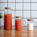 Ver imagem 4 de Kit 3 jarras de vidro borossilicato suco com tampa de bambu - Oikos