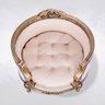 Cama Pet Clássica Entalhada de Luxo Tachada Dourado Envelhecido e Veludo Rosê - 3