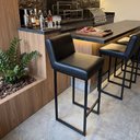 Ver imagem 2 de Banqueta Alta Viena Estofada com Encosto Base de Ferro Preta para Bancada Cozinha Área Gourmet Corin