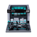 Ver imagem 2 de Miniatura Diorama Pit Stop F1 Mercedes W15 #44 1:43 Bburago