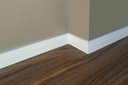 Ver imagem 1 de Rodapé De Pvc Branco 7cm Kit Com 10 Metros - Autocolante