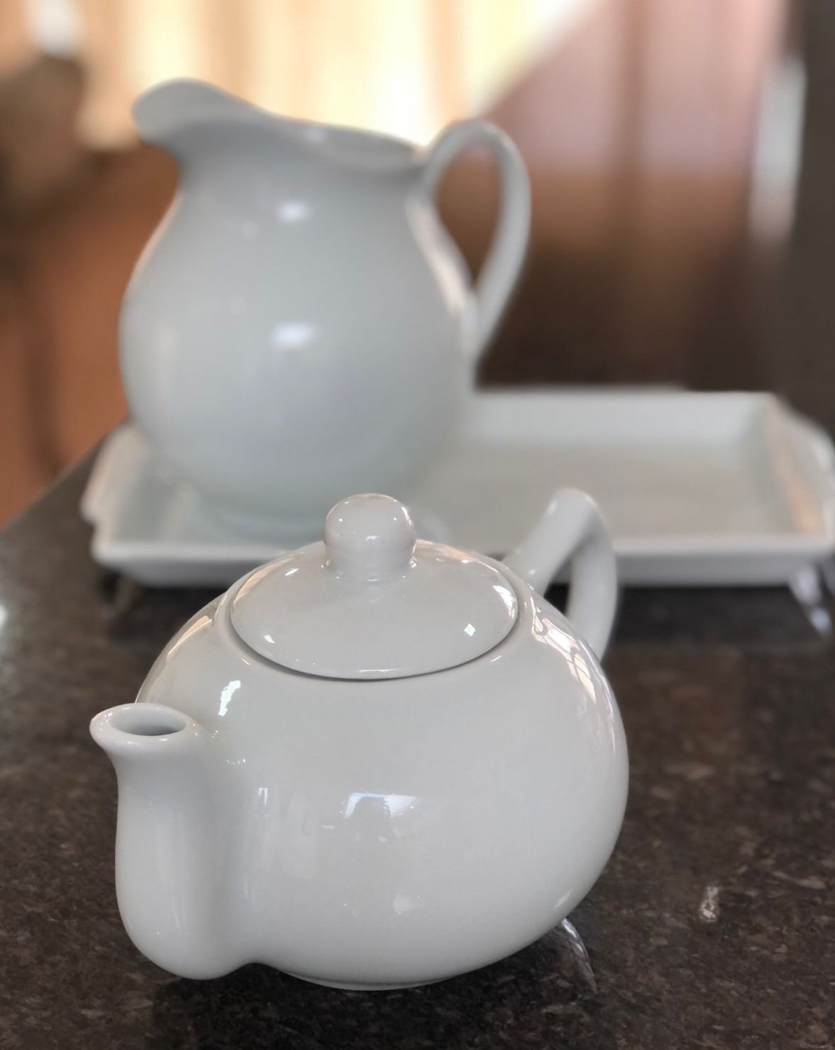 jogo de chá dourado com bule de chá de bandeja e copos no estilo