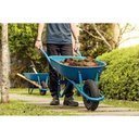 Ver imagem 4 de Carrinho de Mão Tramontina com Caçamba Rasa Plástica Azul 50 L, Braço Metálico e Pneu com Câ