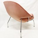 Ver mais imagens de Poltrona Womb Chair com puff veludo rose envelhecido - Poltronas do Sul