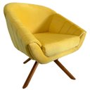 Ver imagem 5 de Kit Poltrona Giovana Giratória Ferro e Madeira, Puff Quadrado e Almofadas em Sued Premium: Amarelo