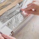 Ver imagem 4 de 2 Cortadores Porta Rolos Duplo Clear Branco Plástico Filme Alumínio Organizador ou