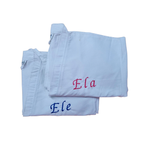 Kit 2 Roupao Casal Bordado Ele Ela Piquet Tam Unico - Magic Enxovais