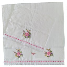 Jogo de Toalhas de Banho e de Rosto Bordadas. Estampa: Ramalhete de Flores. Cor Branco Dohler Artesa - 1