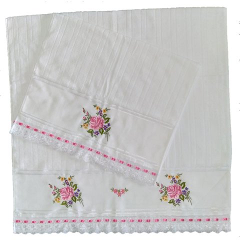 Jogo de Toalhas de Banho e de Rosto Bordadas. Estampa: Ramalhete de Flores. Cor Branco Dohler Artesa