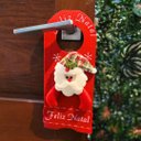 Ver imagem 2 de Kit 2 Decora Maçaneta Feliz Natal Pelúcia Papai Noel Gorro Xadrez 30cm - Master Christmas