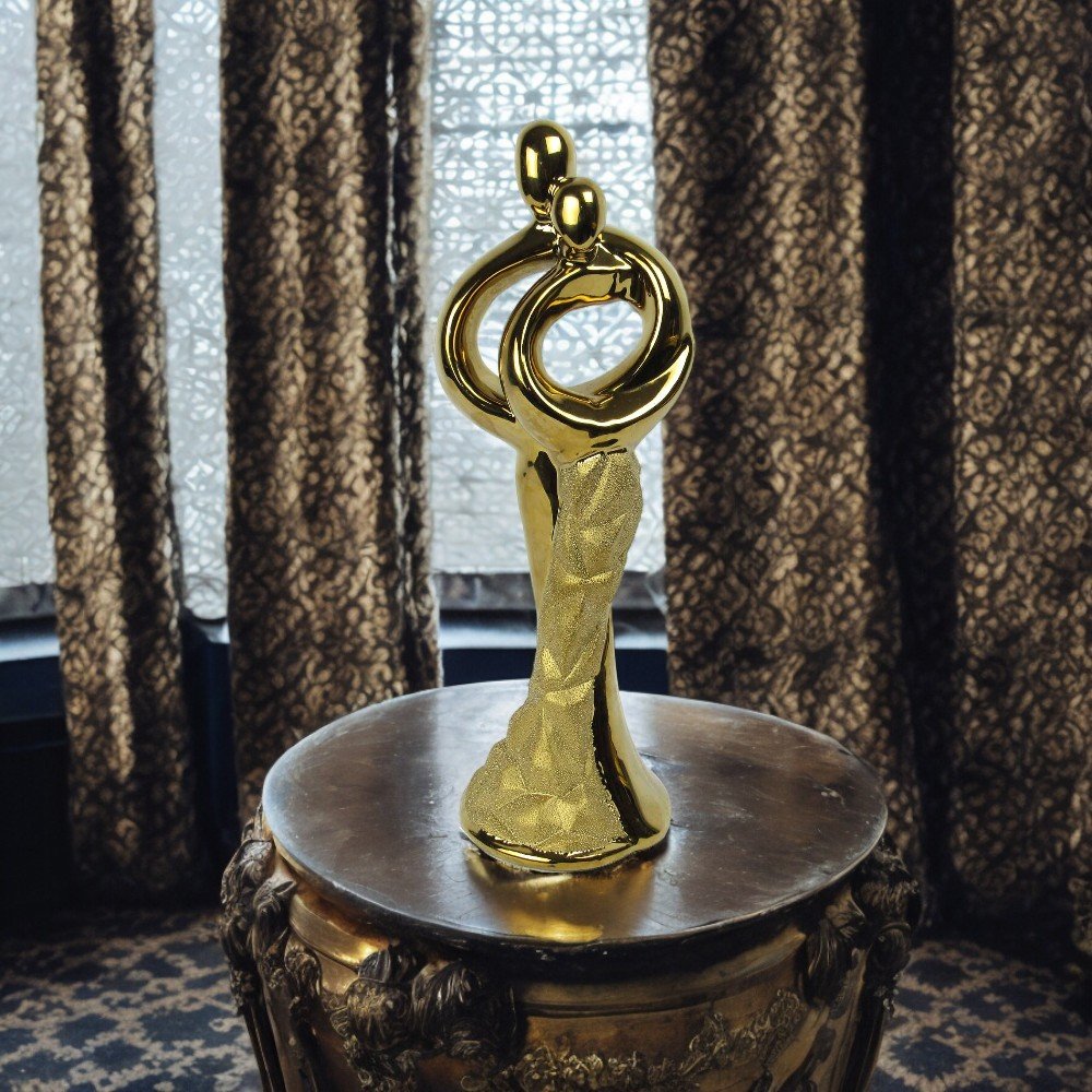 Estatueta Casal Se Abraçando em Porcelana Dourado - 34x12cm - Encante-se com Nosso Objeto Decorativo - 6
