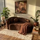 Ver imagem 1 de Sofá Curvo 3 Lugares Orgânico Confortável Serena Veludo Marrom - Montanari'S Decor