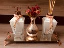 Ver imagem 1 de Kit Lavabo Luxo Rose Gold Branco 4 Peças Aromatizador Sabonete Bandeja Vasinho Flores