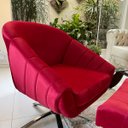 Ver imagem 3 de Kit Poltrona Giovana Giratória Cromado, Puff Capitonê Luxo e Almofadas em Sued Premium:vermelho