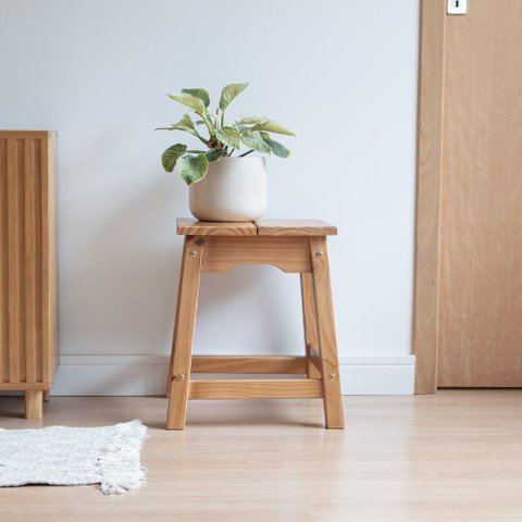 Banqueta Baixa Moema em Madeira Verniz Amêndoa