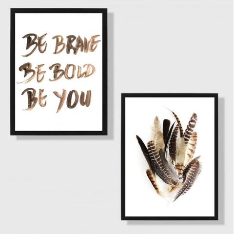 Kit 2 Quadros Be Brave Be Bold Be You Penas 24x18cm - com vidro:Madeira branca