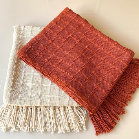 Kit 2 Manta para Sofá e Peseira de Cama Terracota e Cru Detalhe em Quadriculado 1,20x1.80