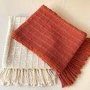 Ver imagem 1 de Kit 2 Manta para Sofá e Peseira de Cama Terracota e Cru Detalhe em Quadriculado 1,20x1.80