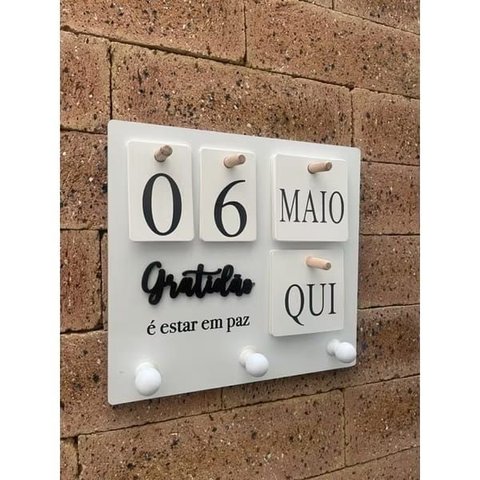 Calendário Decorativo de Parede com Portas Chave:branco