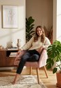 Ver imagem 2 de Poltrona Decorativa Luna Estofada Suede Rosa Pés Palito Madeira para Quarto,sala ou Consultórios.