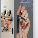 Ver imagem 2 de Adesivo Para Porta Manicure Mãos Com Unhas Feitas Flores Minimalistas No Fundo- 83X210Cm