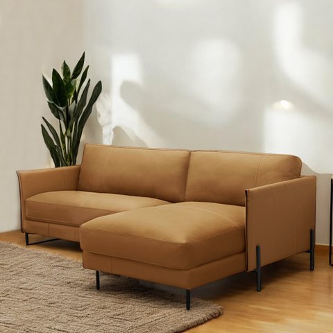 Sofá Decorativo Karine 3 Lugares Sala de Estar 230cm com Chaise Pés em Aço Couro Caramelo G88 - Gran
