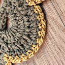 Ver imagem 4 de Sousplat Americano Redondo de Mesa em Crochê Verde Oliva / Dourado