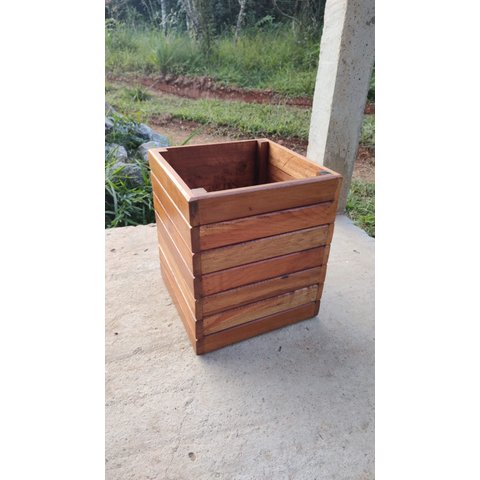 cachepô em madeira maciça de demolição em oferta