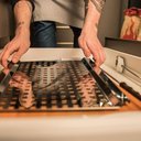 Ver imagem 2 de Grelha Perfurada para Carnes e Vegetais 37x29cm Aço Inox com Canaletas para Encaixar Espetos