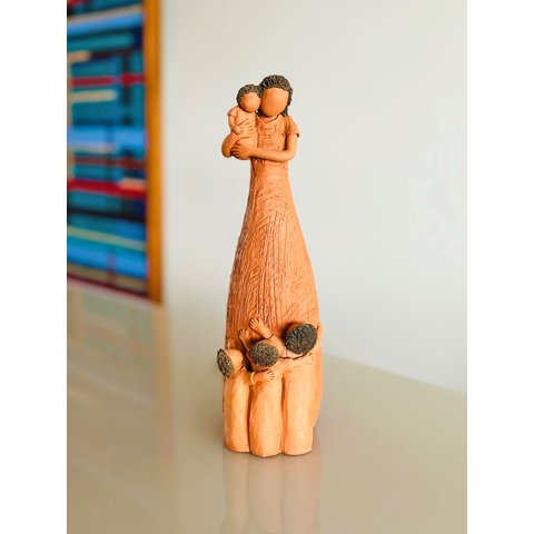 Escultura Mãe e Quatro Filhos em Cerâmica - Decoração Artesanal - Escultura Mãe com Quatro Filhos
