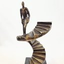 Ver imagem 3 de Escultura Homem Subindo Escada Bronze 34x14x14cm