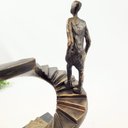 Ver imagem 5 de Escultura Homem Subindo Escada Bronze 34x14x14cm