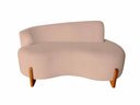 Ver imagem 3 de Namoradeira Plaza Bouclé com 3 Almofadas 120 Cm Elegância, Conforto e Sofisticação para Sua Casa