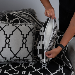 Kit 5 Peças Xale para Sofá 1,35x1,35m com Almofadas Cheias Dupla Face Grécia Jacquard Cor Preto - 6