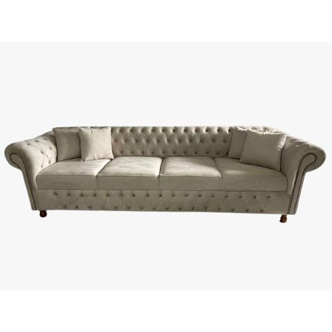 Sofá Chesterfield Victtório capitonê 2,60m Suede Nude Sala/recepção/barbearia