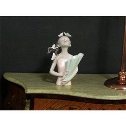 Escultura Estatueta Objeto Decorativo Mulher Em Poliresina Borboletas Rosa - 31x21,5x14,5cm - 2