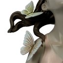Ver mais imagens de Escultura Estatueta Objeto Decorativo Mulher Em Poliresina Borboletas Rosa - 31x21,5x14,5cm