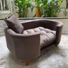 Sofá Caminha Grande Porte Pet Luxo em Sued Premium:marrom - 1