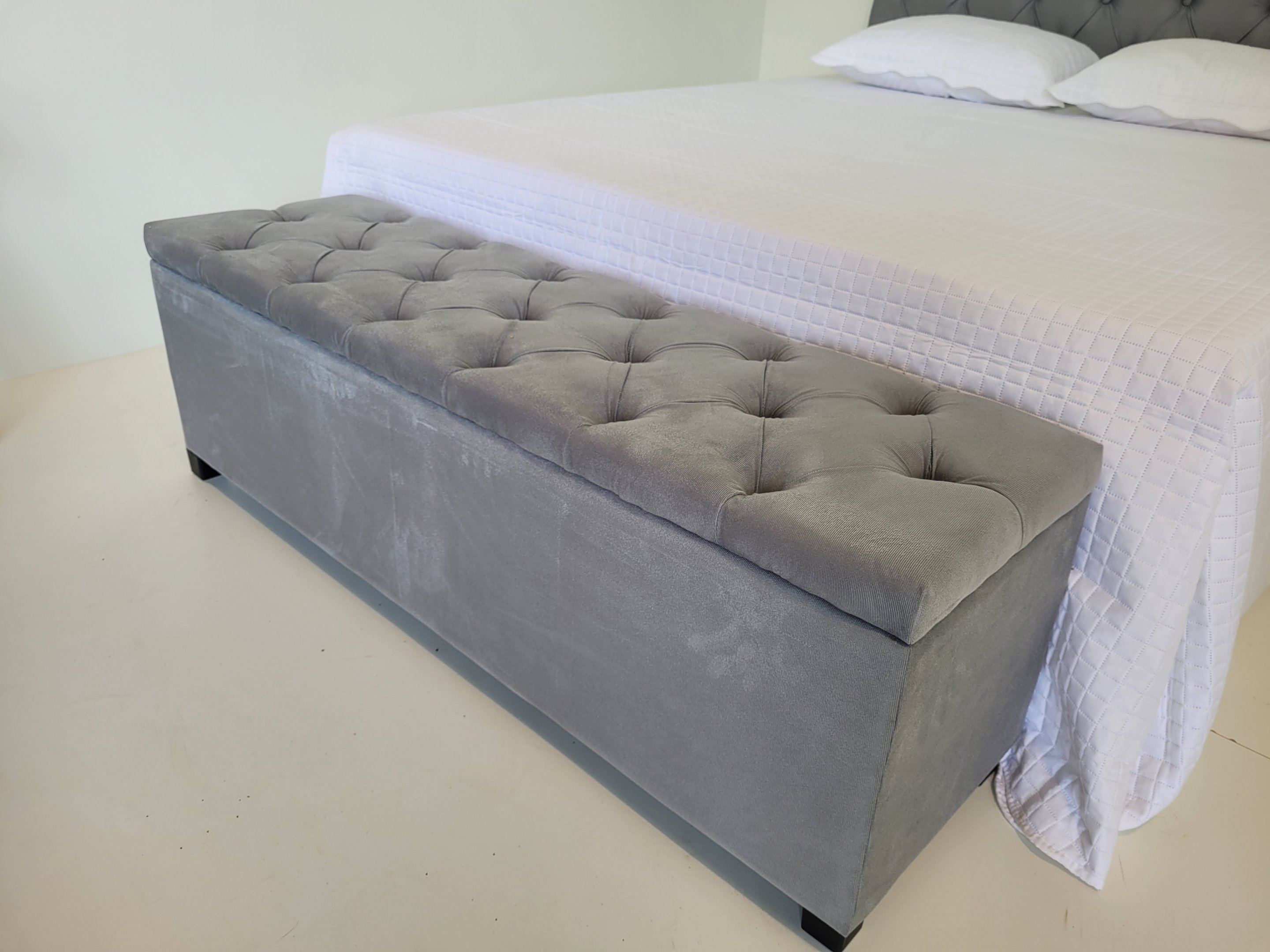 Puf Baú Estofado Em Capitonê Queen 160x40x45cm Cor Cinza - Estrutura em MDF e Tecido em Veludo Suede é boa?