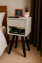 Ver imagem 1 de Mesa de Cabeceira Retrô 30cm MDF Off White com Pés Palito Marrom  – Vai Montada